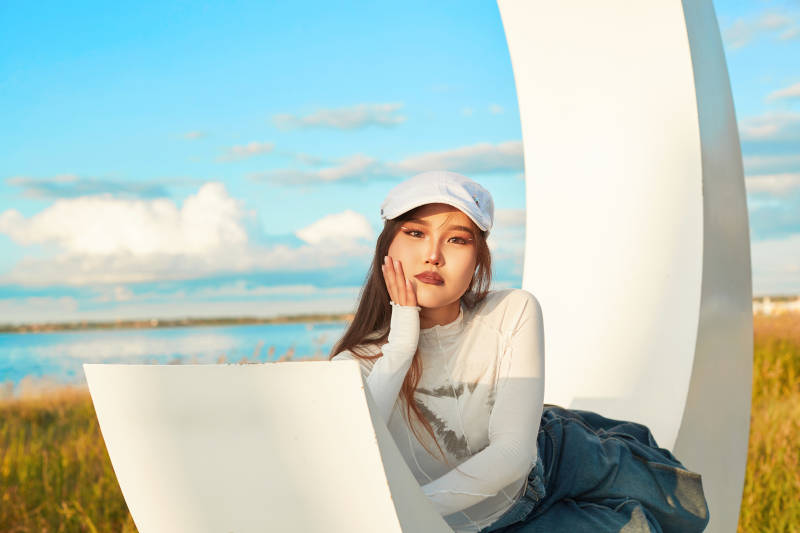 在旅游区湖边打卡点拍照的美女