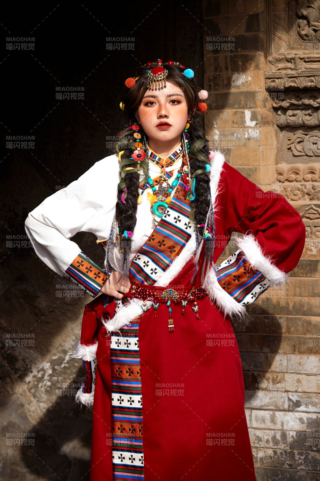 身穿藏族服饰在古城拍照的少女