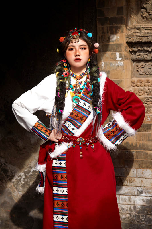 身穿藏族服饰在古城拍照的少女