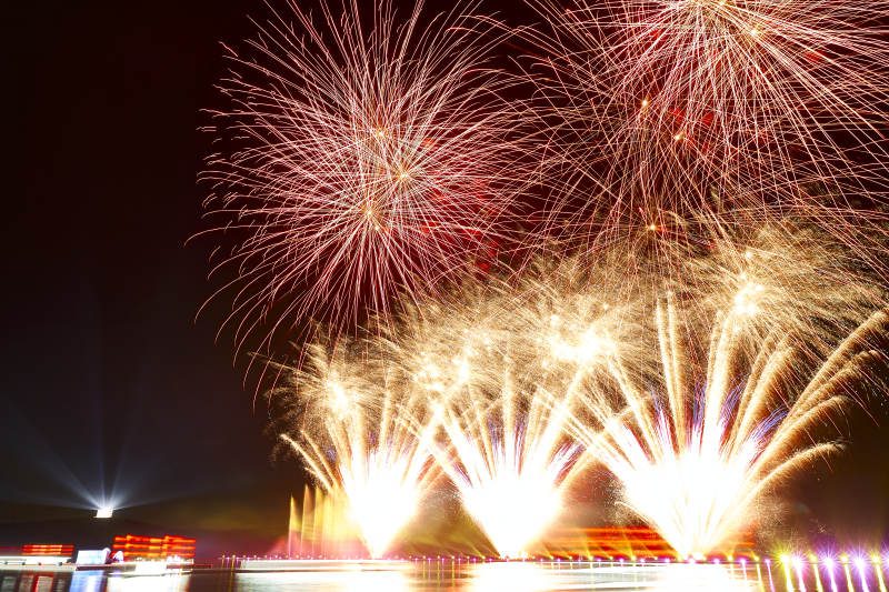 旅游景区湖面绽放的绚丽烟花礼花