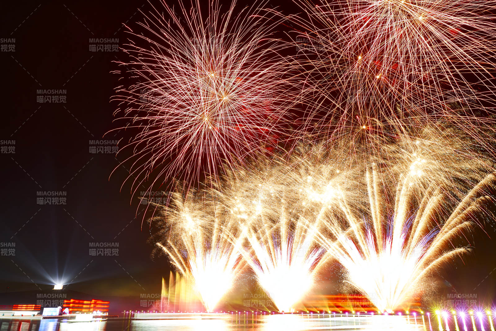 旅游景区湖面绽放的绚丽烟花礼花