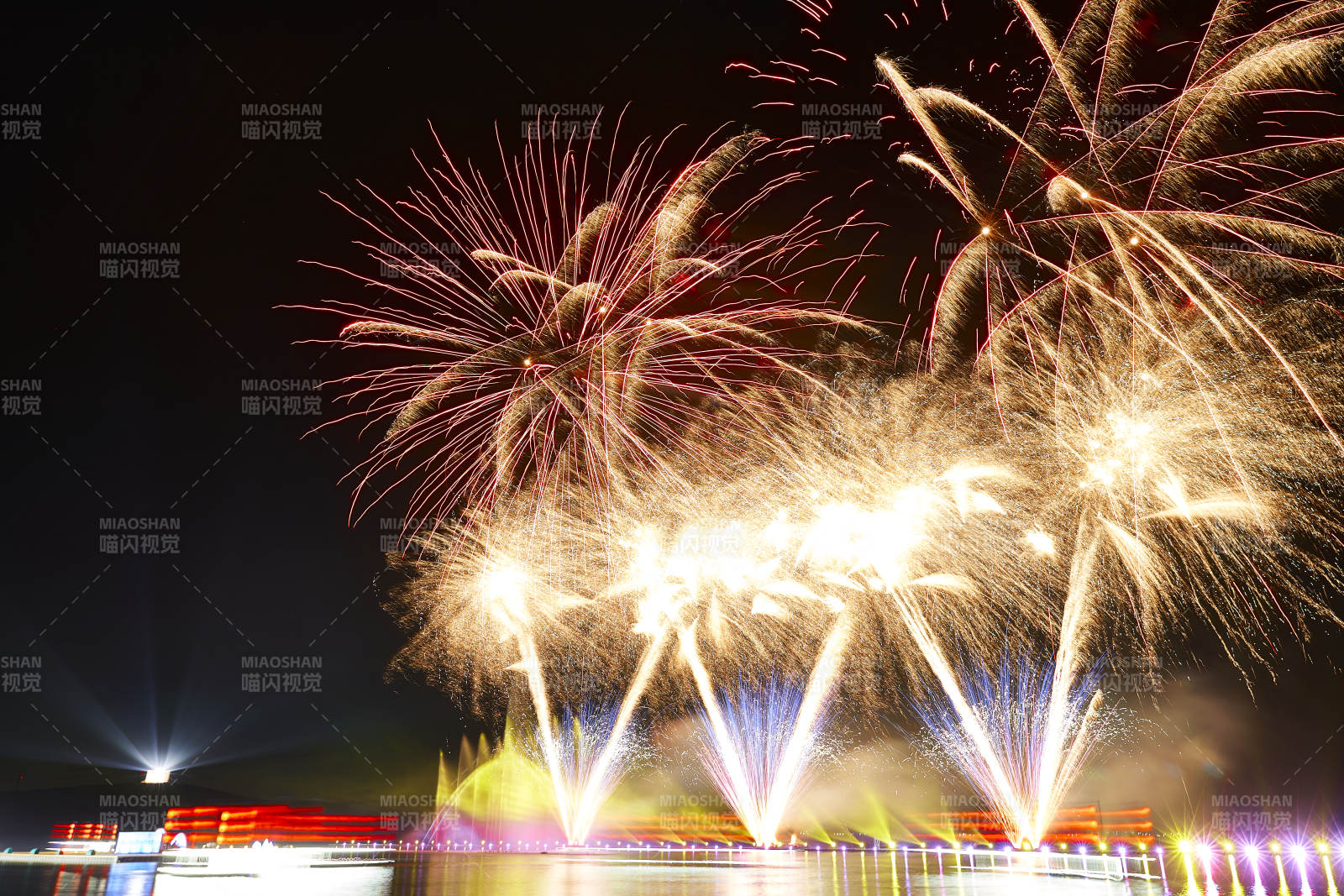 旅游景区湖面绽放的绚丽烟花礼花