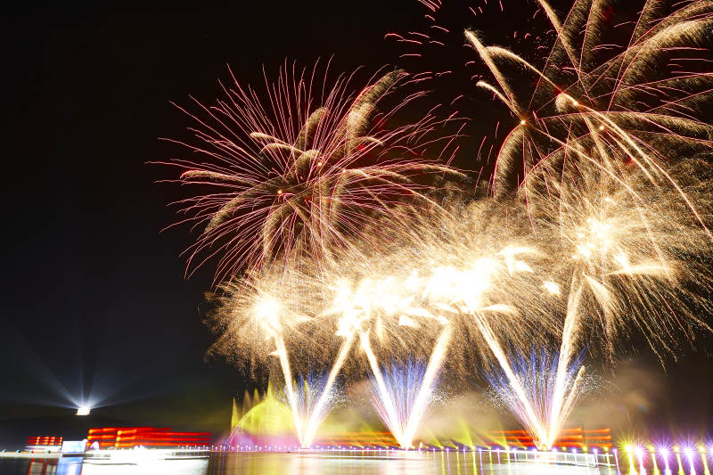 旅游景区湖面绽放的绚丽烟花礼花