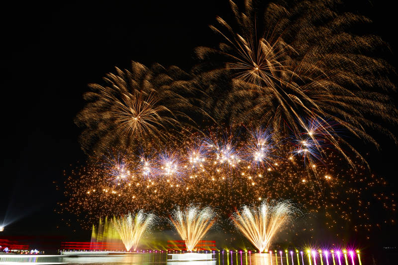 旅游景区湖面绽放的绚丽烟花礼花