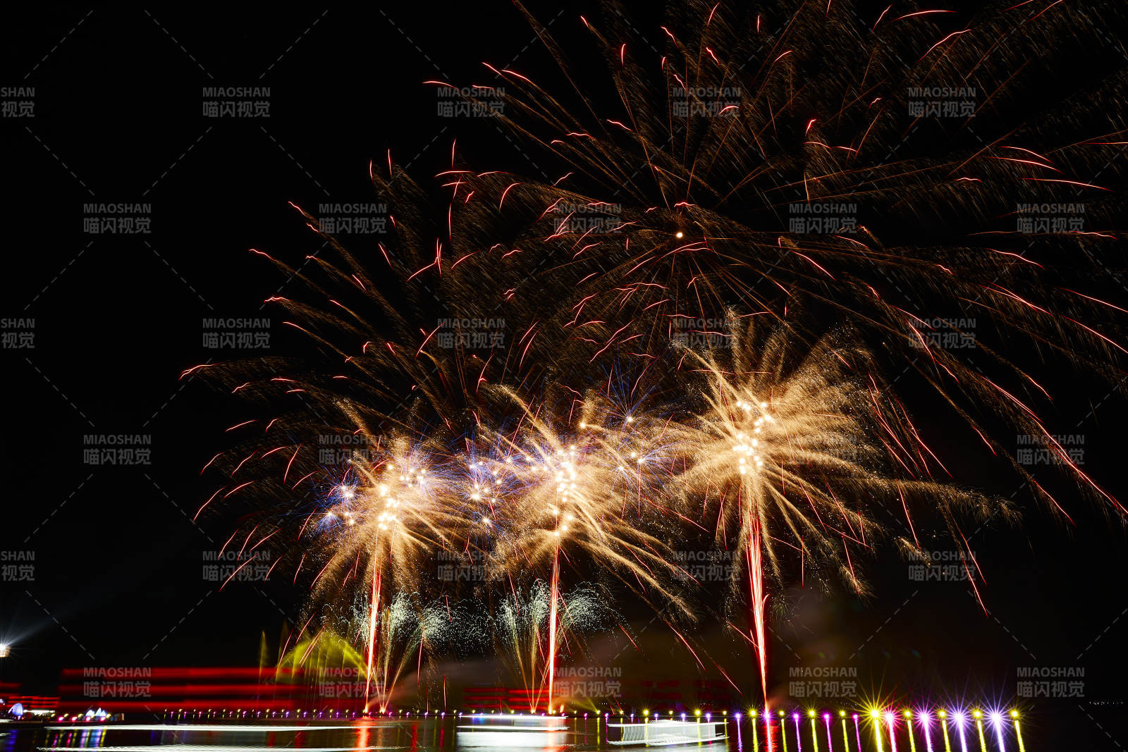 旅游景区湖面绽放的绚丽烟花礼花