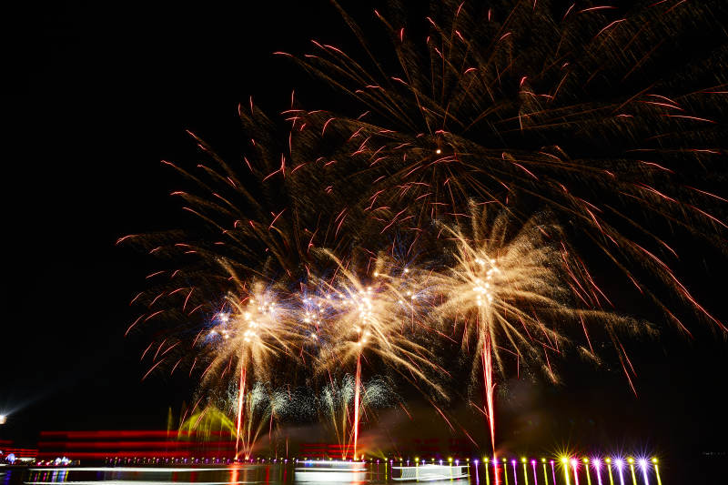 旅游景区湖面绽放的绚丽烟花礼花