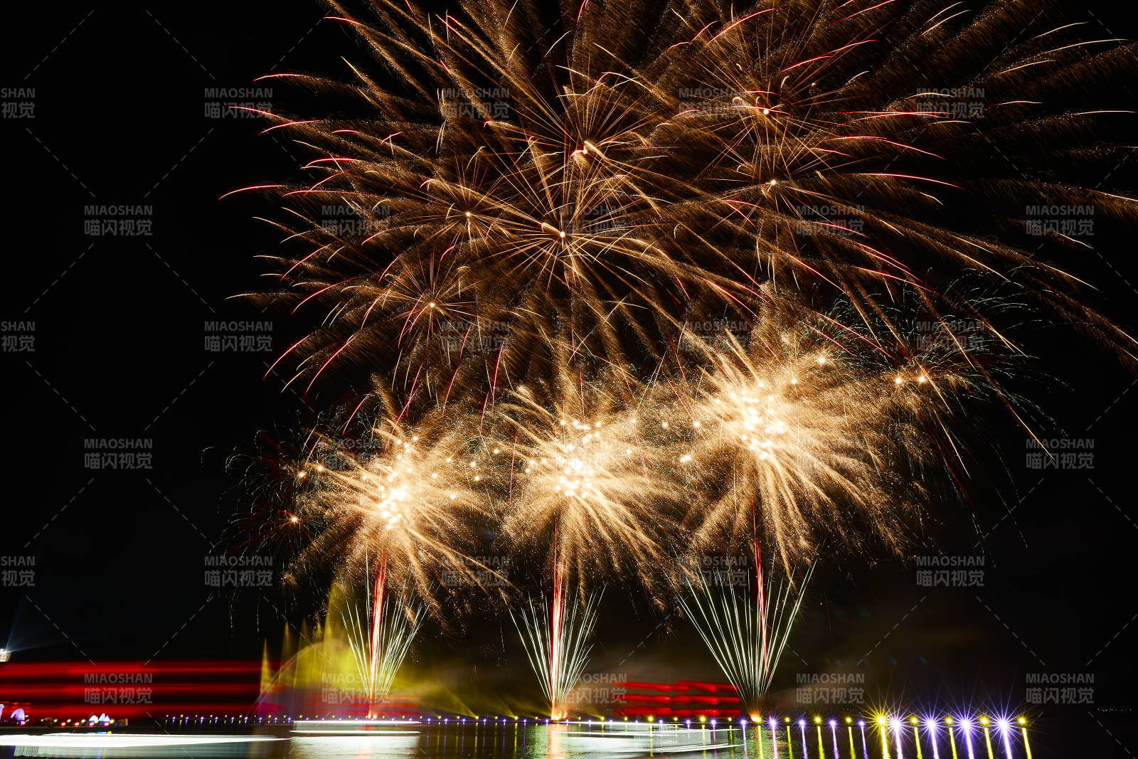 旅游景区湖面绽放的绚丽烟花礼花