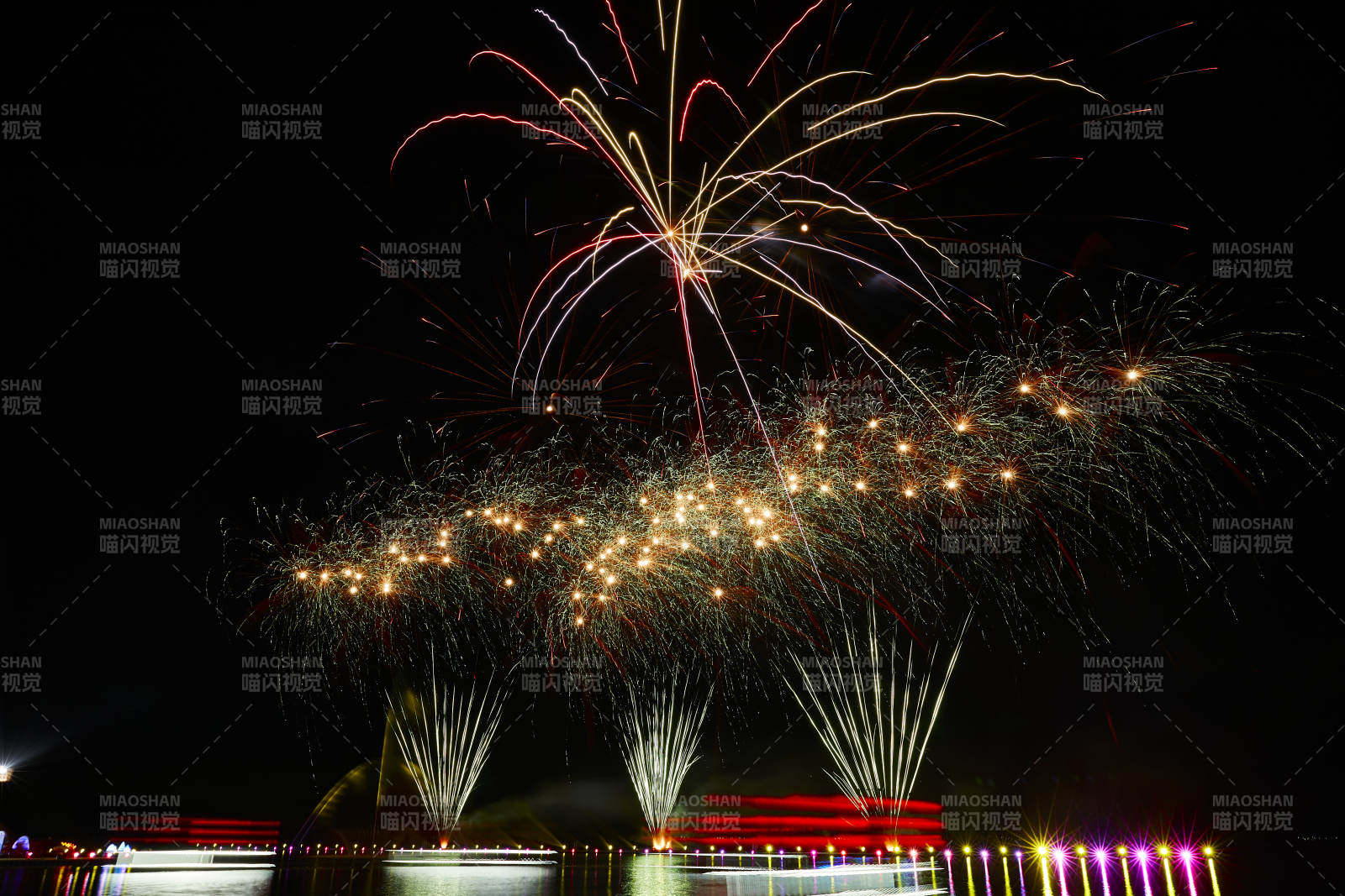 旅游景区湖面绽放的绚丽烟花礼花