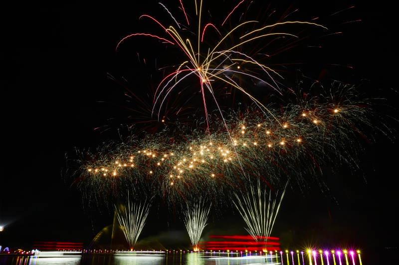 旅游景区湖面绽放的绚丽烟花礼花