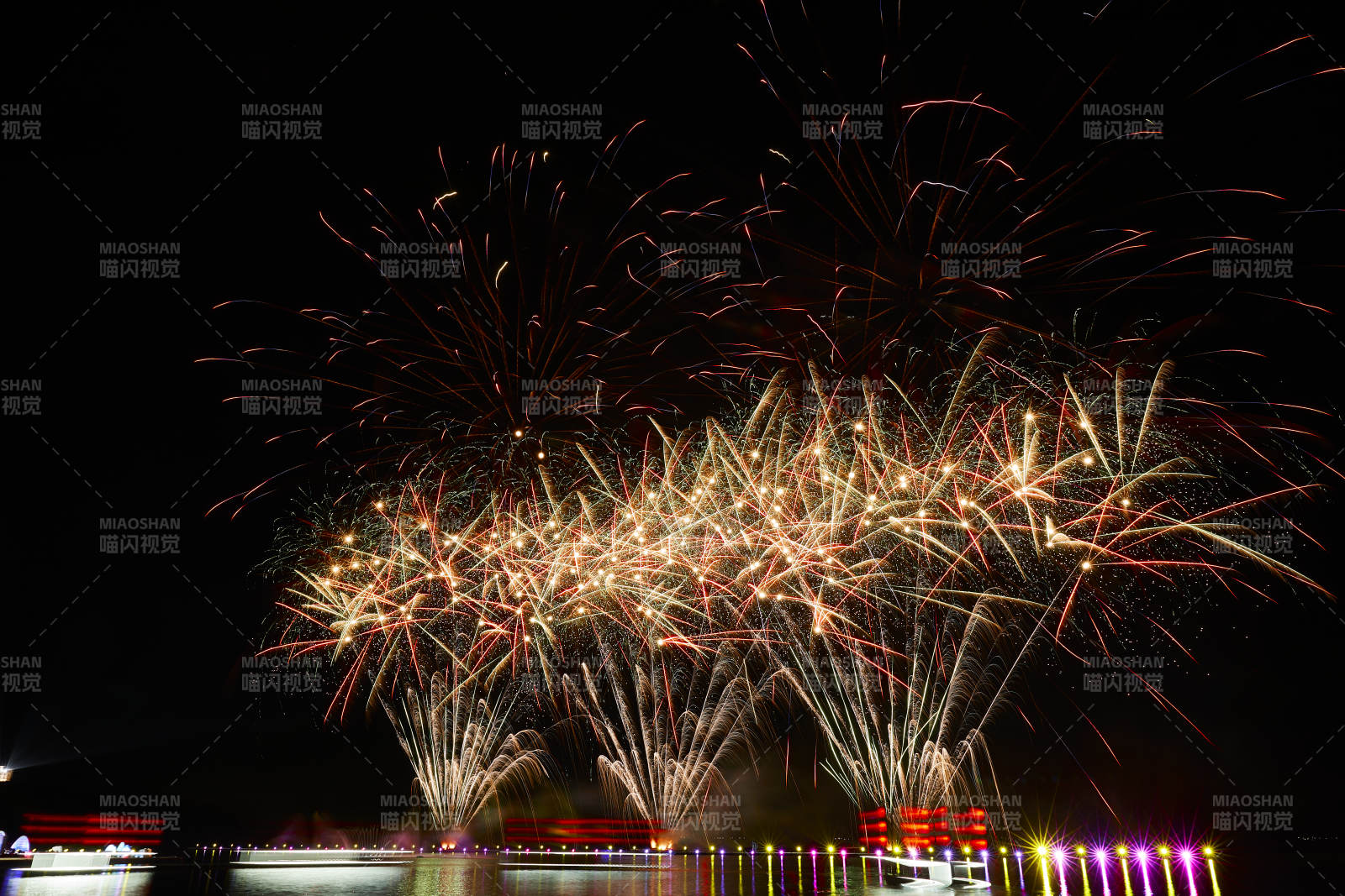 旅游景区湖面绽放的绚丽烟花礼花