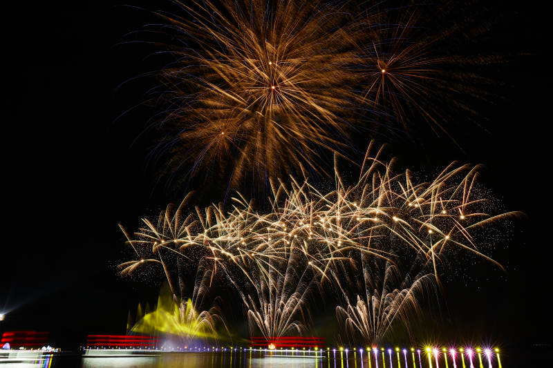 旅游景区湖面绽放的绚丽烟花礼花