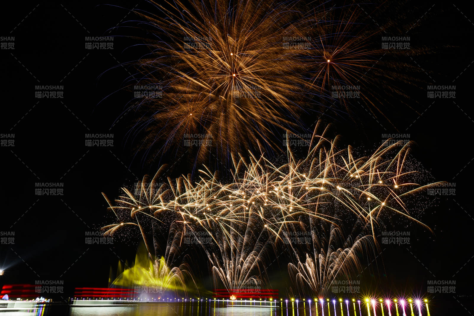 旅游景区湖面绽放的绚丽烟花礼花