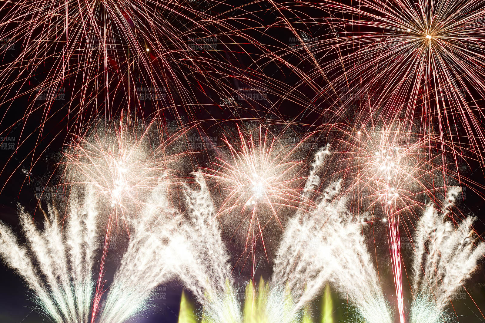 旅游景区湖面绽放的绚丽烟花礼花