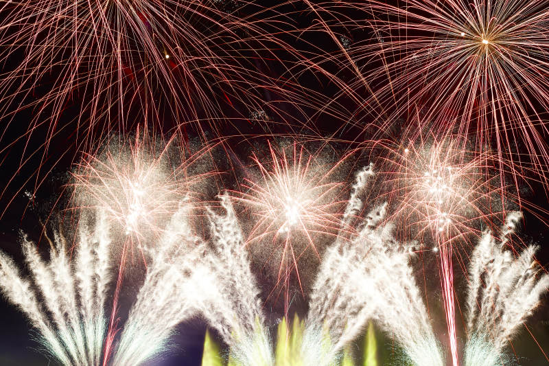 旅游景区湖面绽放的绚丽烟花礼花