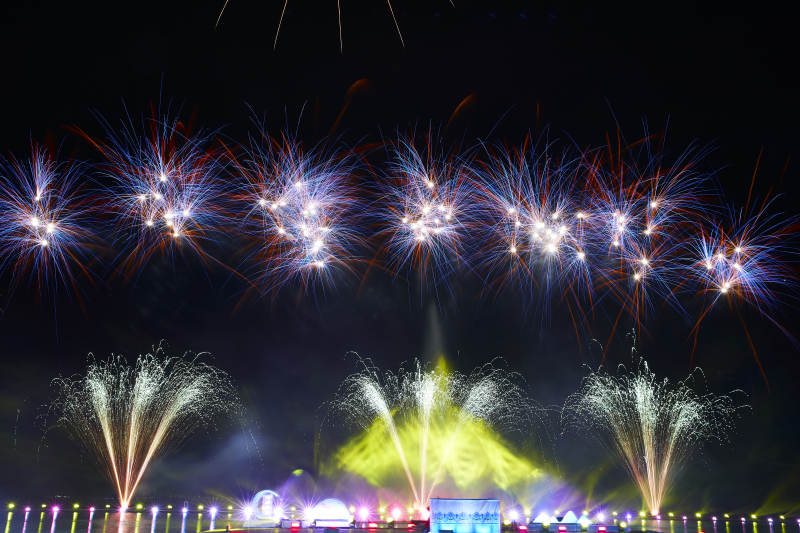 旅游景区湖面绽放的绚丽烟花礼花