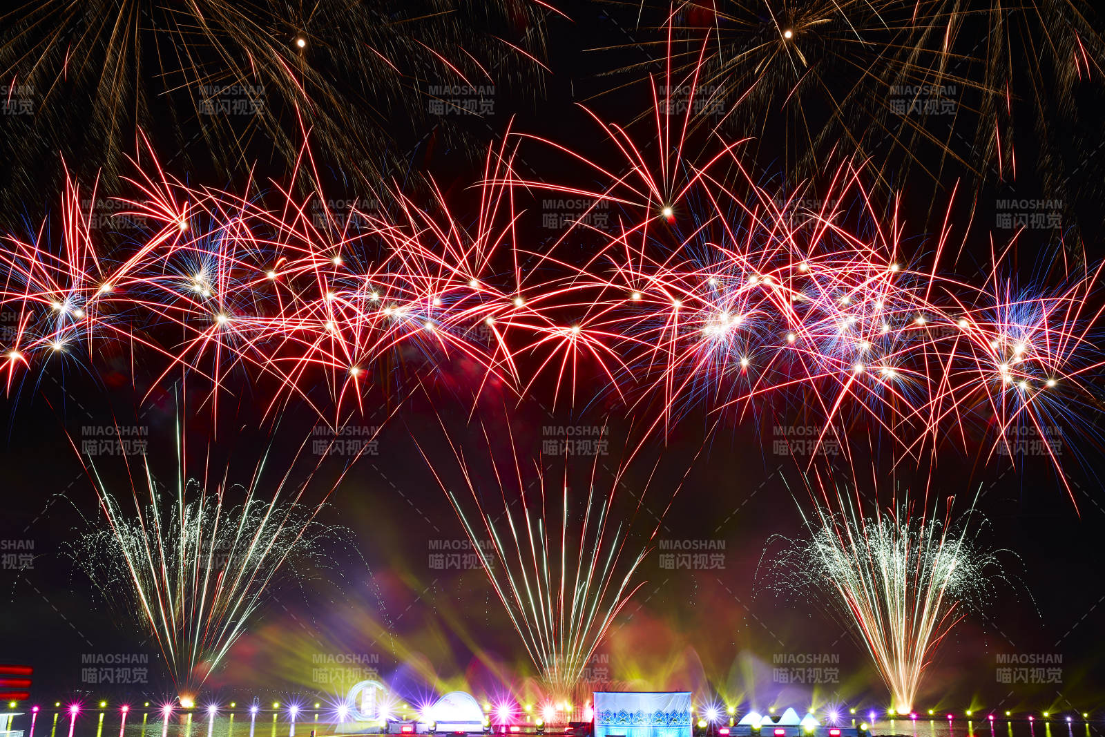 旅游景区湖面绽放的绚丽烟花礼花