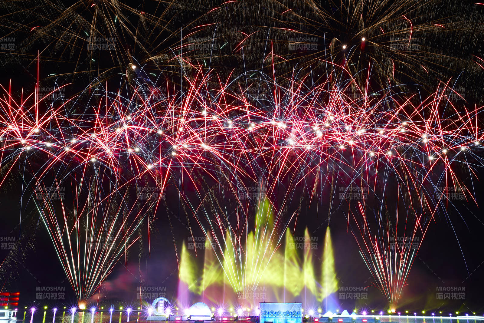 旅游景区湖面绽放的绚丽烟花礼花