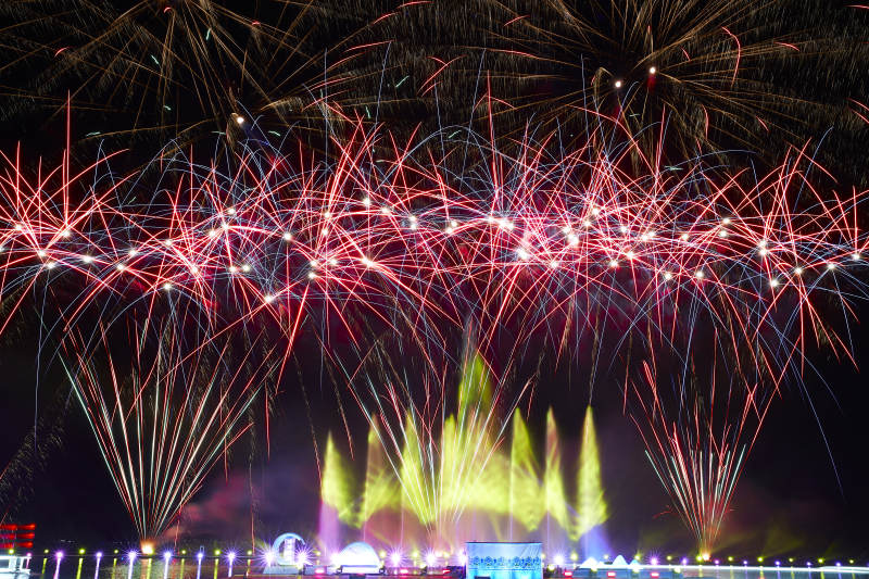 旅游景区湖面绽放的绚丽烟花礼花