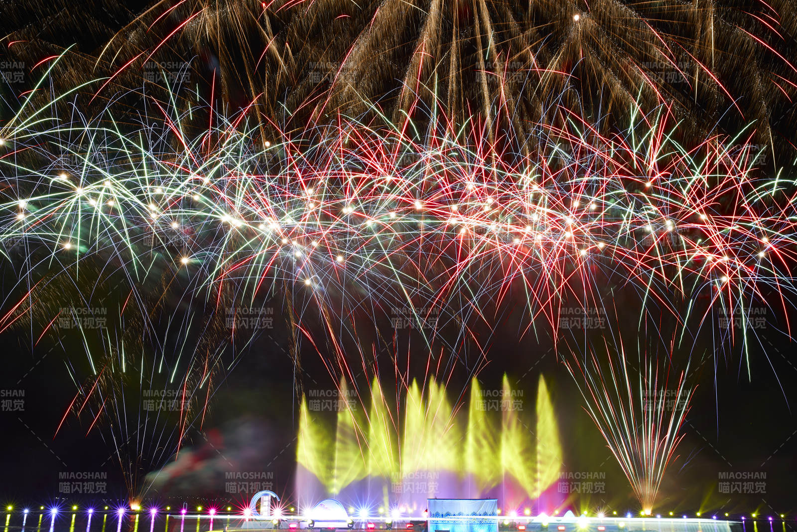 旅游景区湖面绽放的绚丽烟花礼花