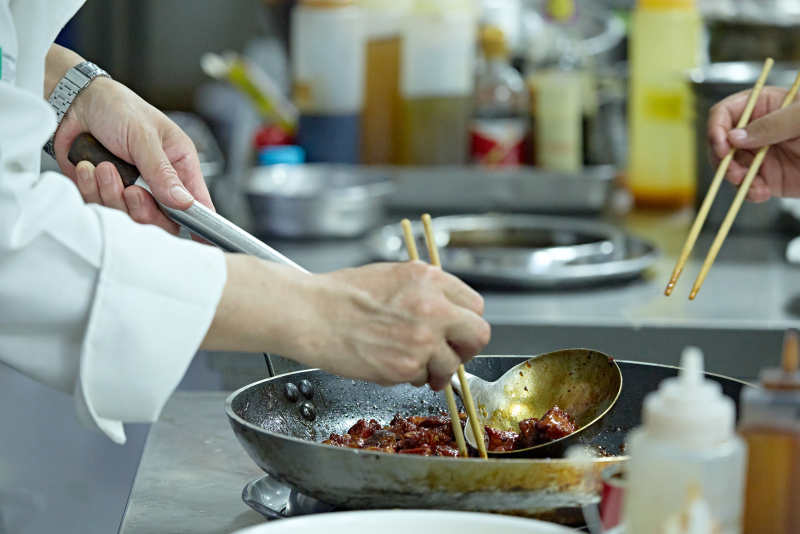 人與美食忙碌的中餐廚房的廚師