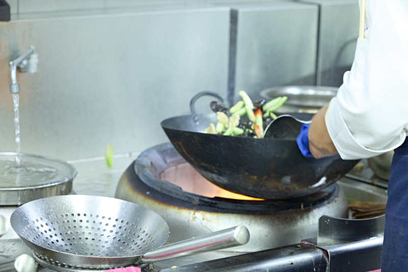 人與美食忙碌的中餐廚房的廚師