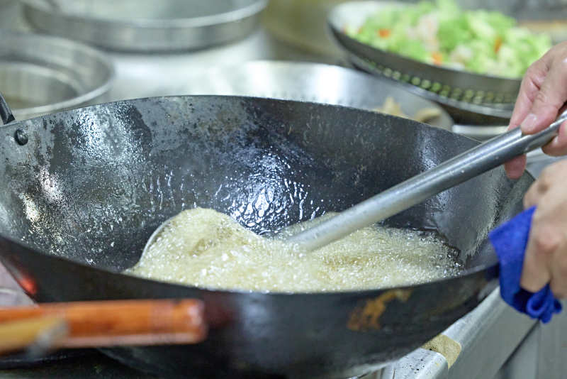 人與美食忙碌的中餐廚房的廚師