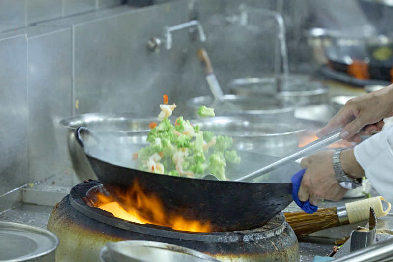 人與美食忙碌的中餐廚房的廚師