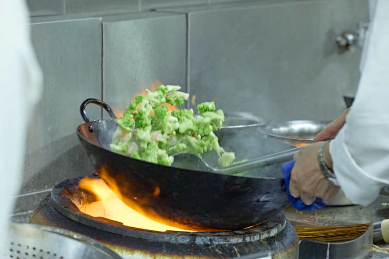 人與美食忙碌的中餐廚房的廚師