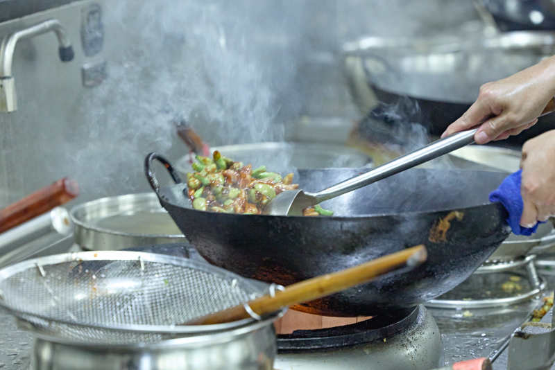 人與美食忙碌的中餐廚房的廚師