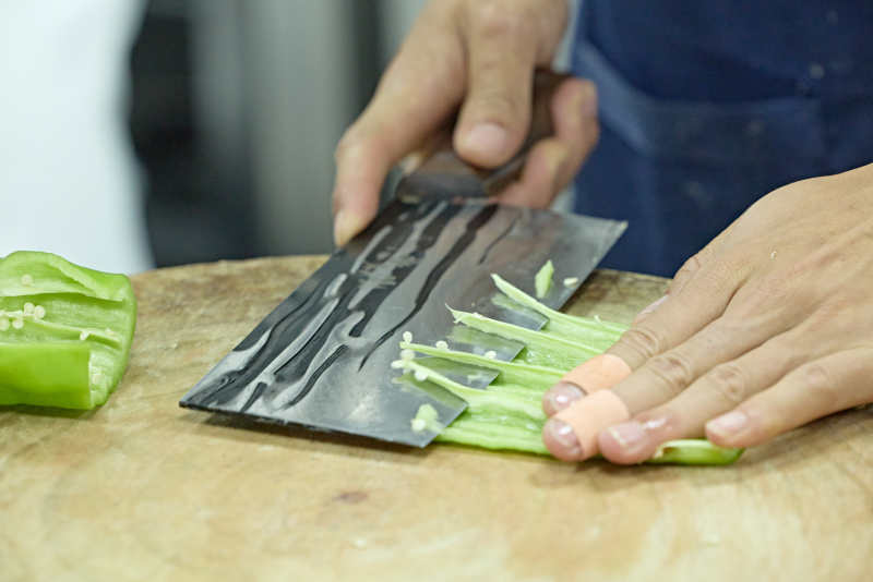 人與美食忙碌的中餐廚房的廚師