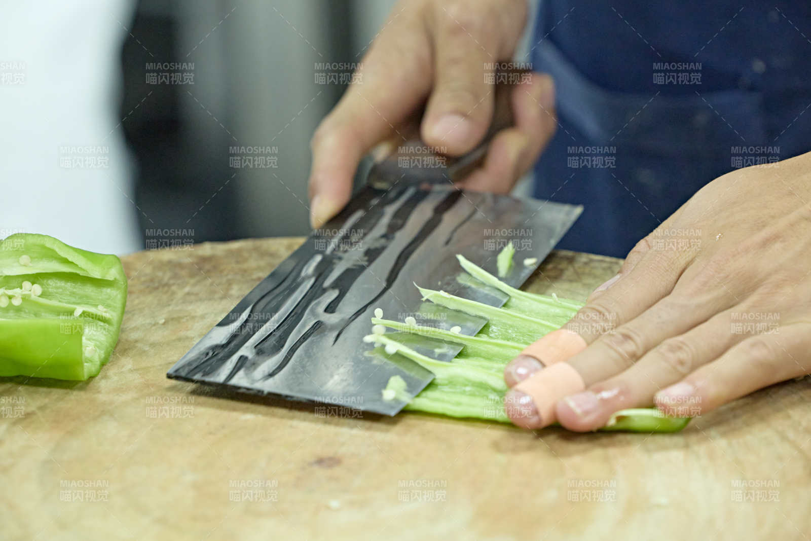 人与美食忙碌的中餐厨房的厨师