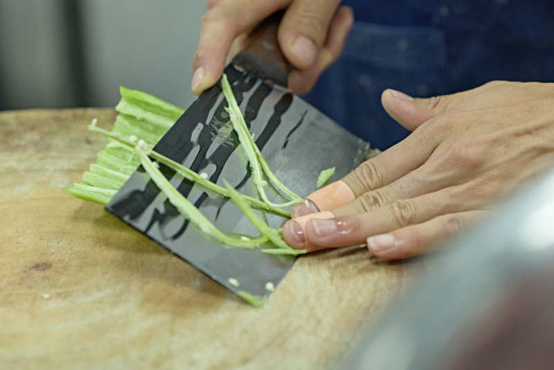 人與美食忙碌的中餐廚房的廚師