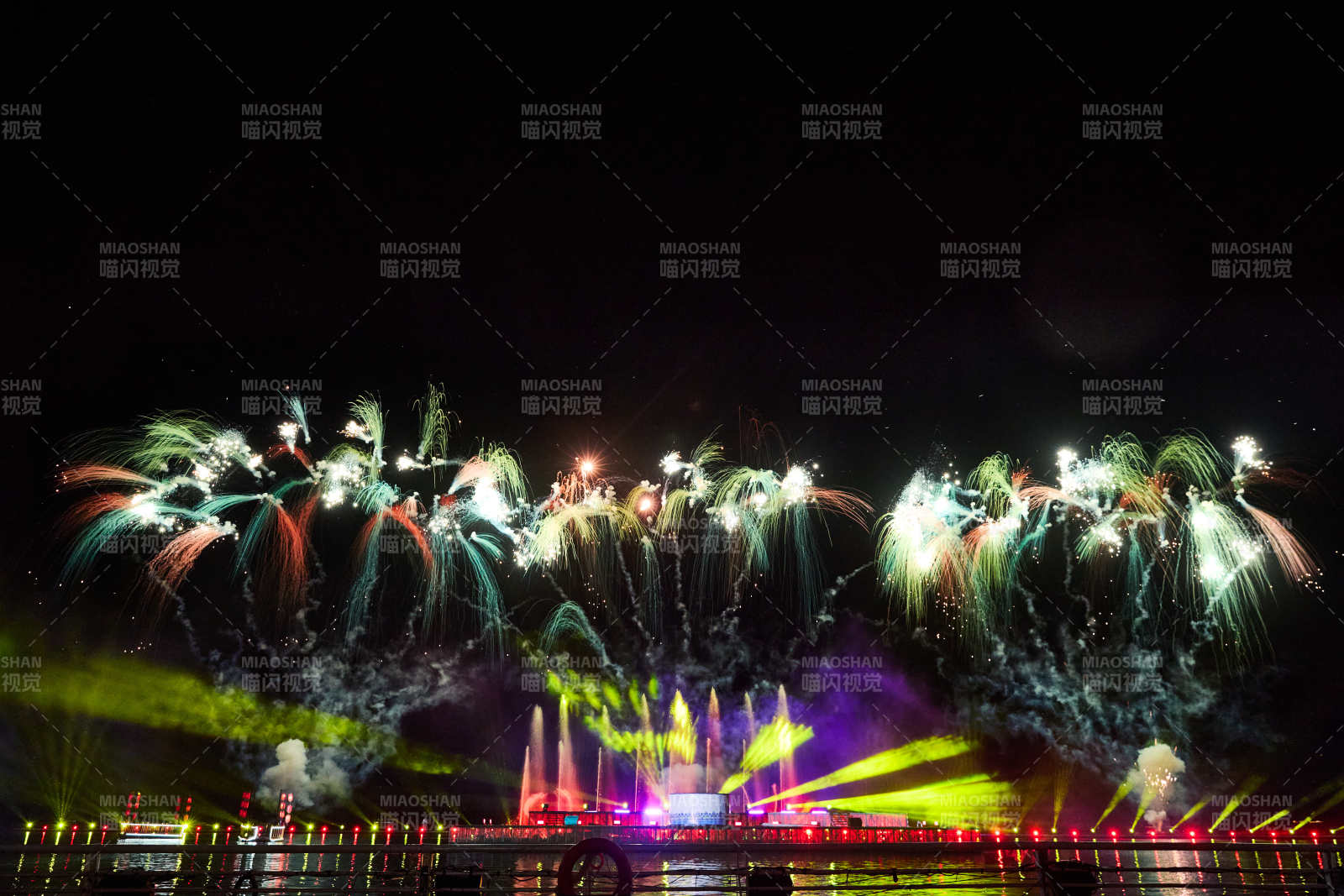 旅游景区湖面绽放的绚丽烟花礼花