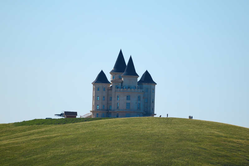 河北省家口沽源县山顶的新天鹅城堡