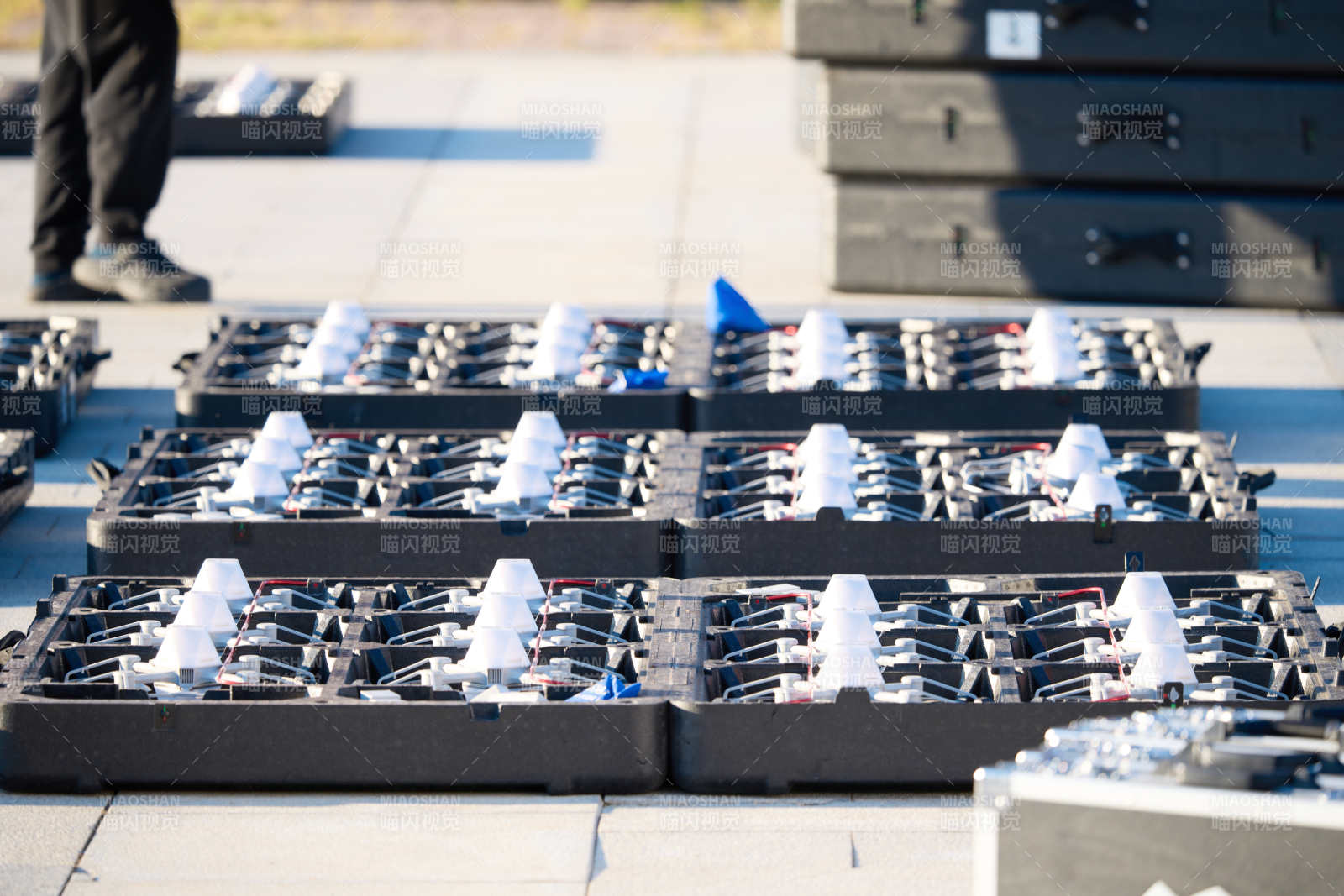 多架无人机列队等候参加夜晚的无人机表演