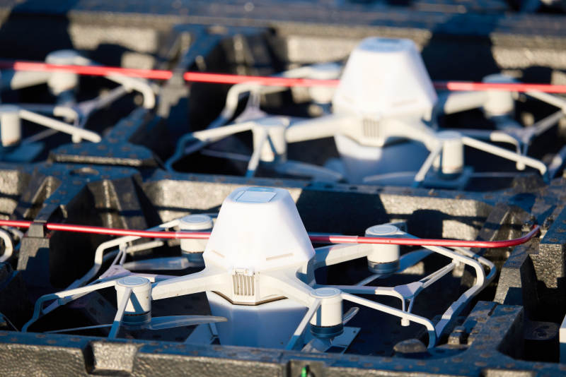 多架无人机列队等候参加夜晚的无人机表演