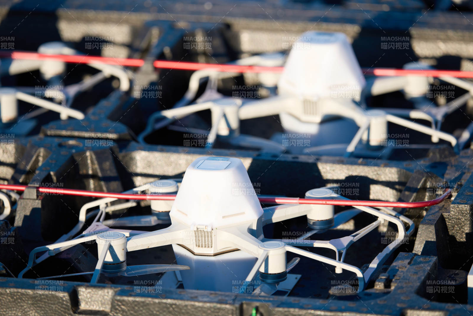 多架无人机列队等候参加夜晚的无人机表演