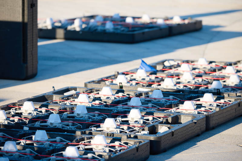 多架无人机列队等候参加夜晚的无人机表演