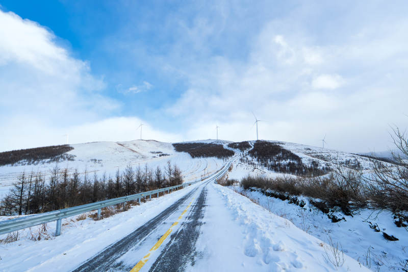 中国河北省张家口地区冬季草原天路景色