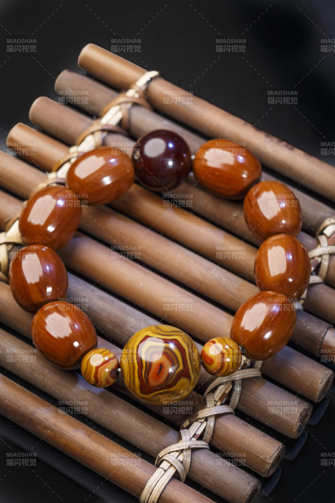 使用传统工艺精美雕刻的玉石玛瑙工艺品图片