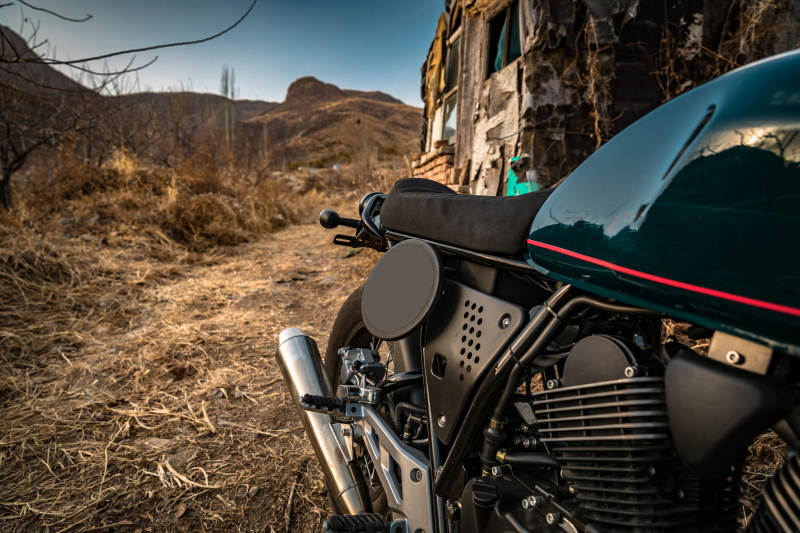 深秋荒郊野外停放的摩托车