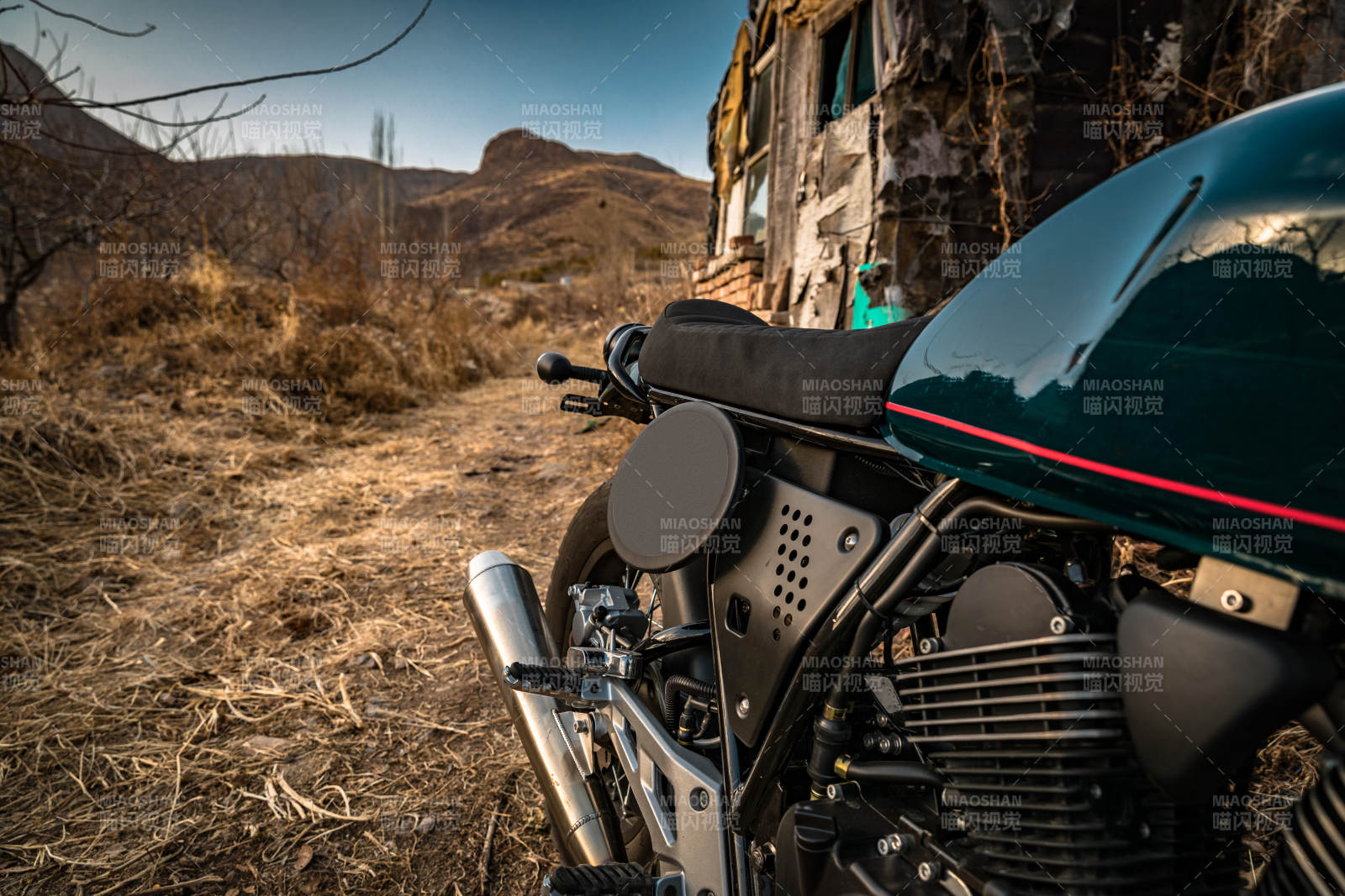 深秋荒郊野外停放的摩托车