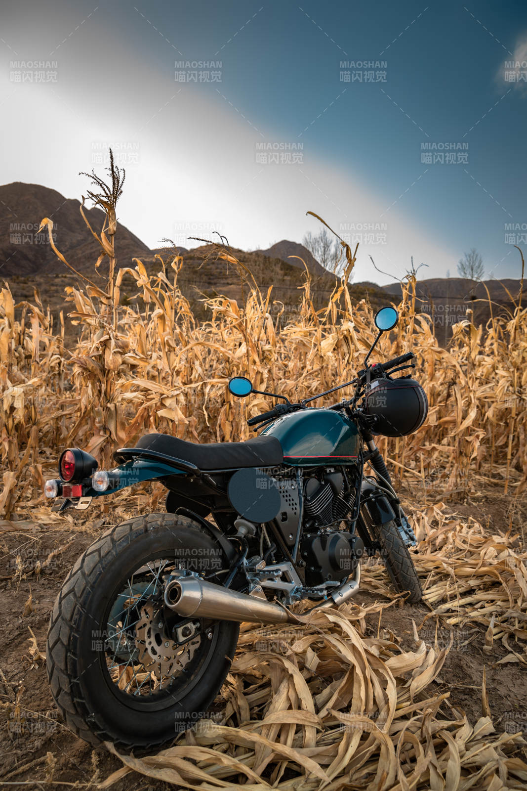 深秋荒郊野外停放的摩托车