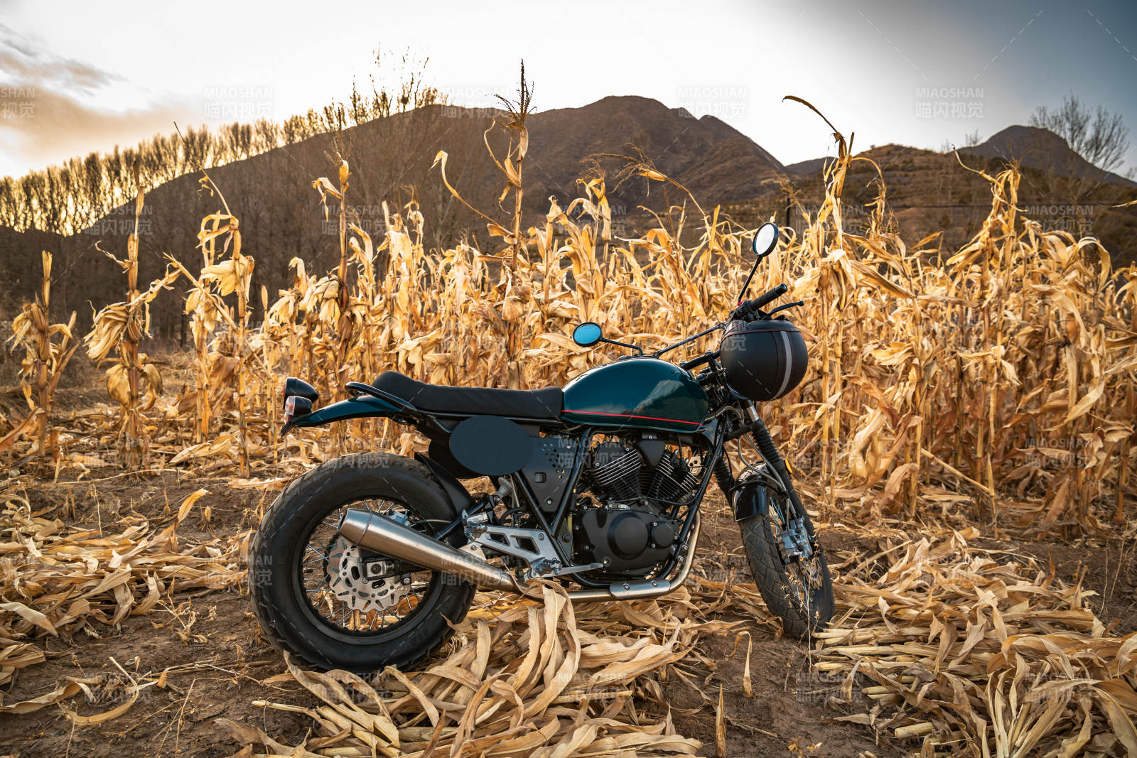 深秋荒郊野外停放的摩托车
