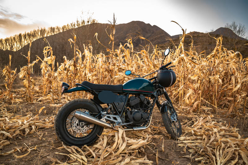 深秋荒郊野外停放的摩托车