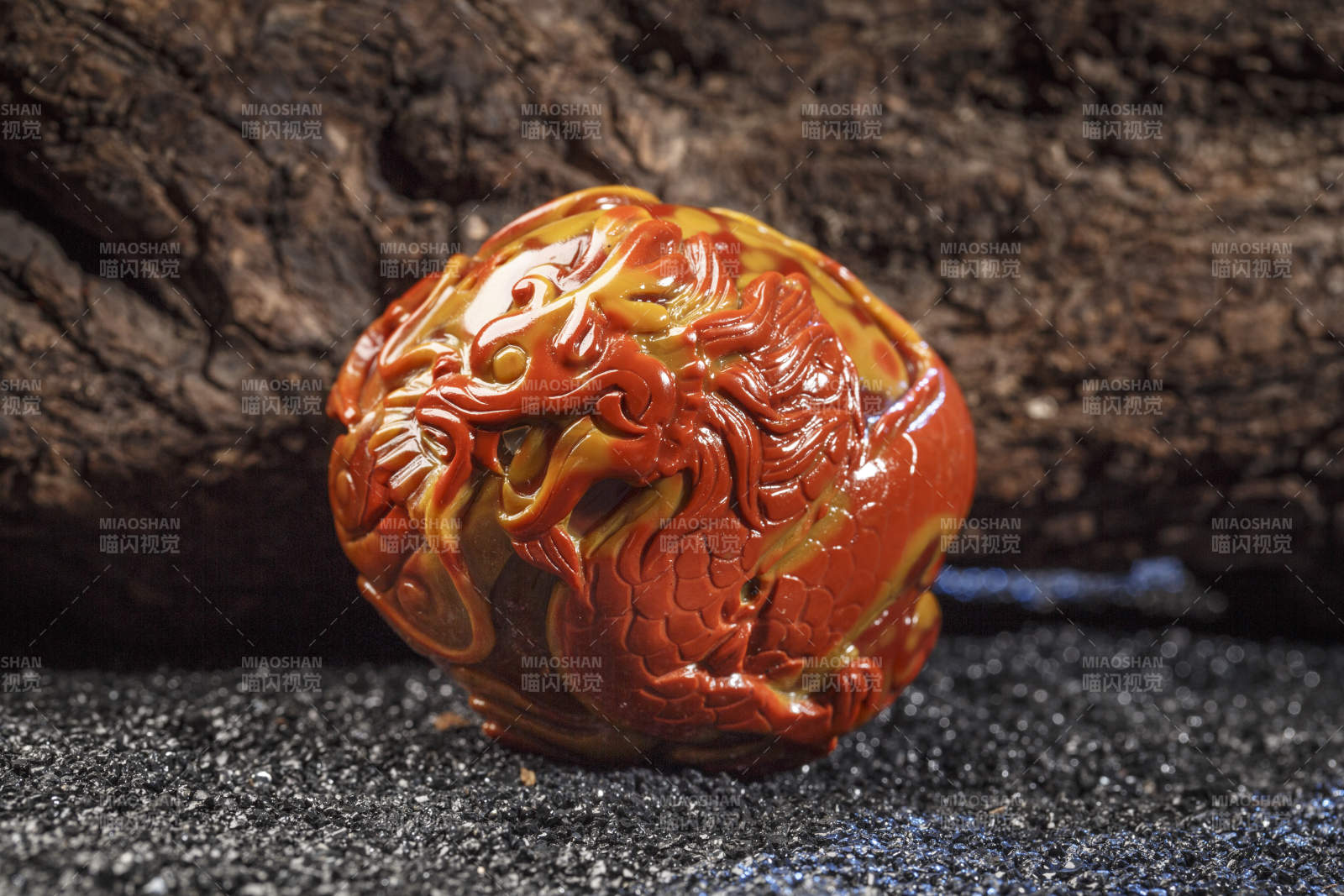 使用传统工艺精美雕刻的玉石玛瑙工艺品图片