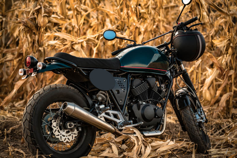 深秋荒郊野外停放的摩托车