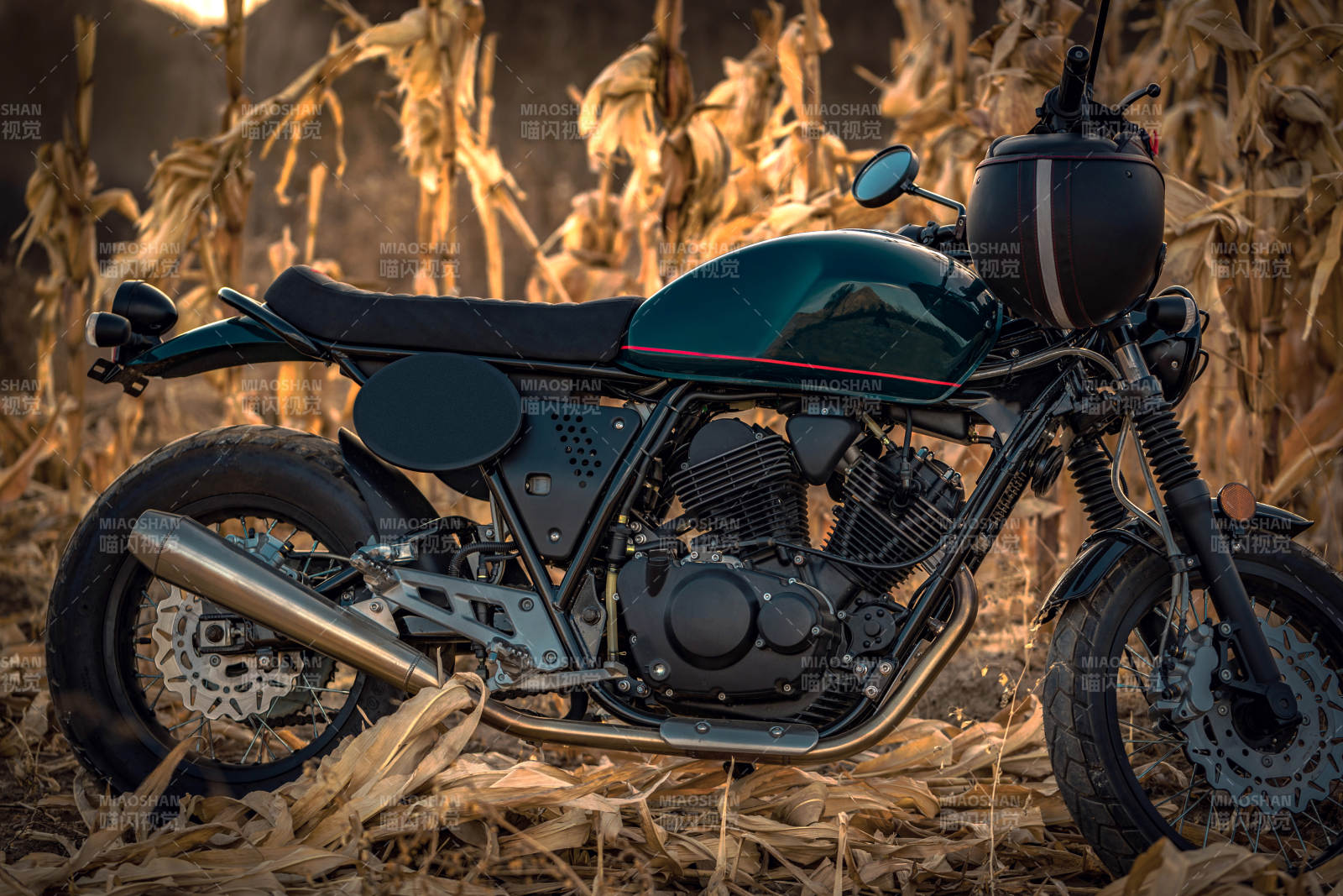 深秋荒郊野外停放的摩托车