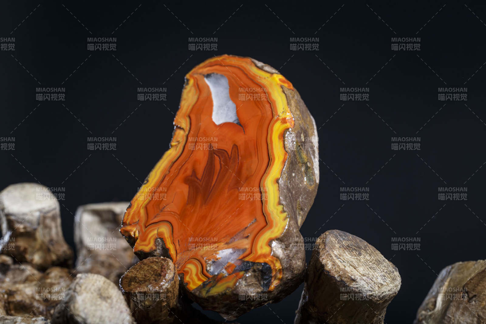 使用传统工艺精美雕刻的玉石玛瑙工艺品图片