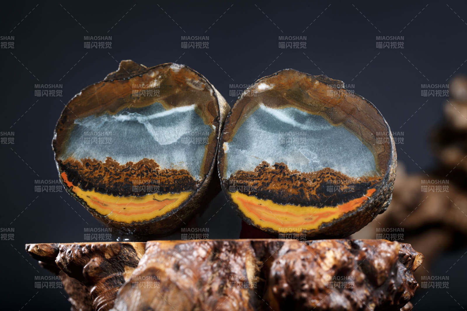 使用传统工艺精美雕刻的玉石玛瑙工艺品图片